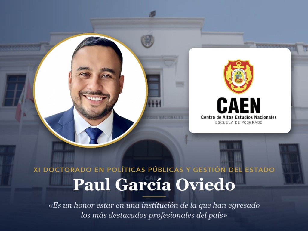 Paul García Oviedo frente a la sede del Centro de Altos Estudios Nacionales (CAEN), junto al logo de la institución